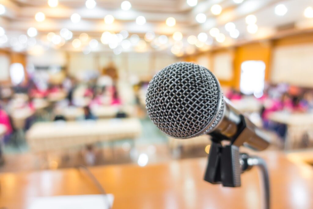 ¿Qué elementos audiovisuales se necesitan para un evento?